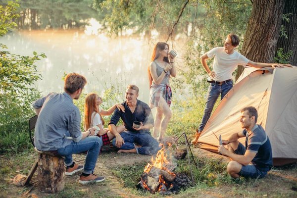 Le camping : C'est la saison des histoires racontées à la lueur d'une lampe